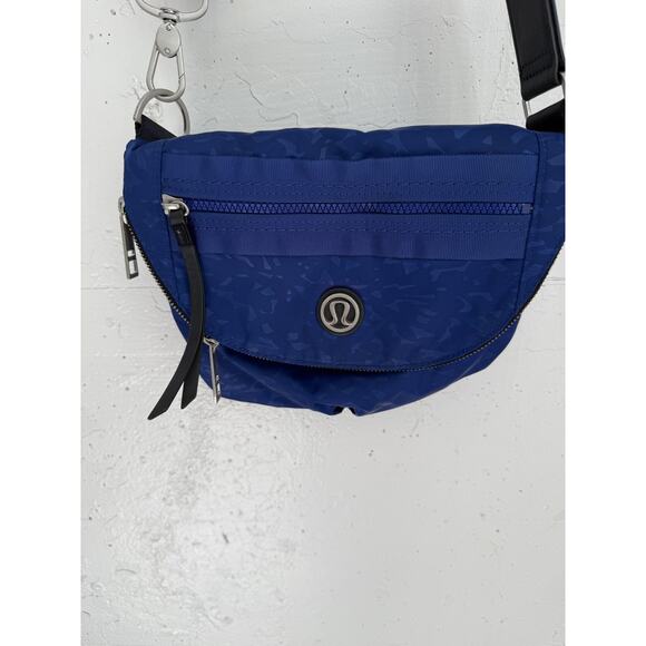 Lululemon Crossbody Bag Womens Adjustable Strap Festival Purse Shadow wrap Blue - Picture 2 of 12